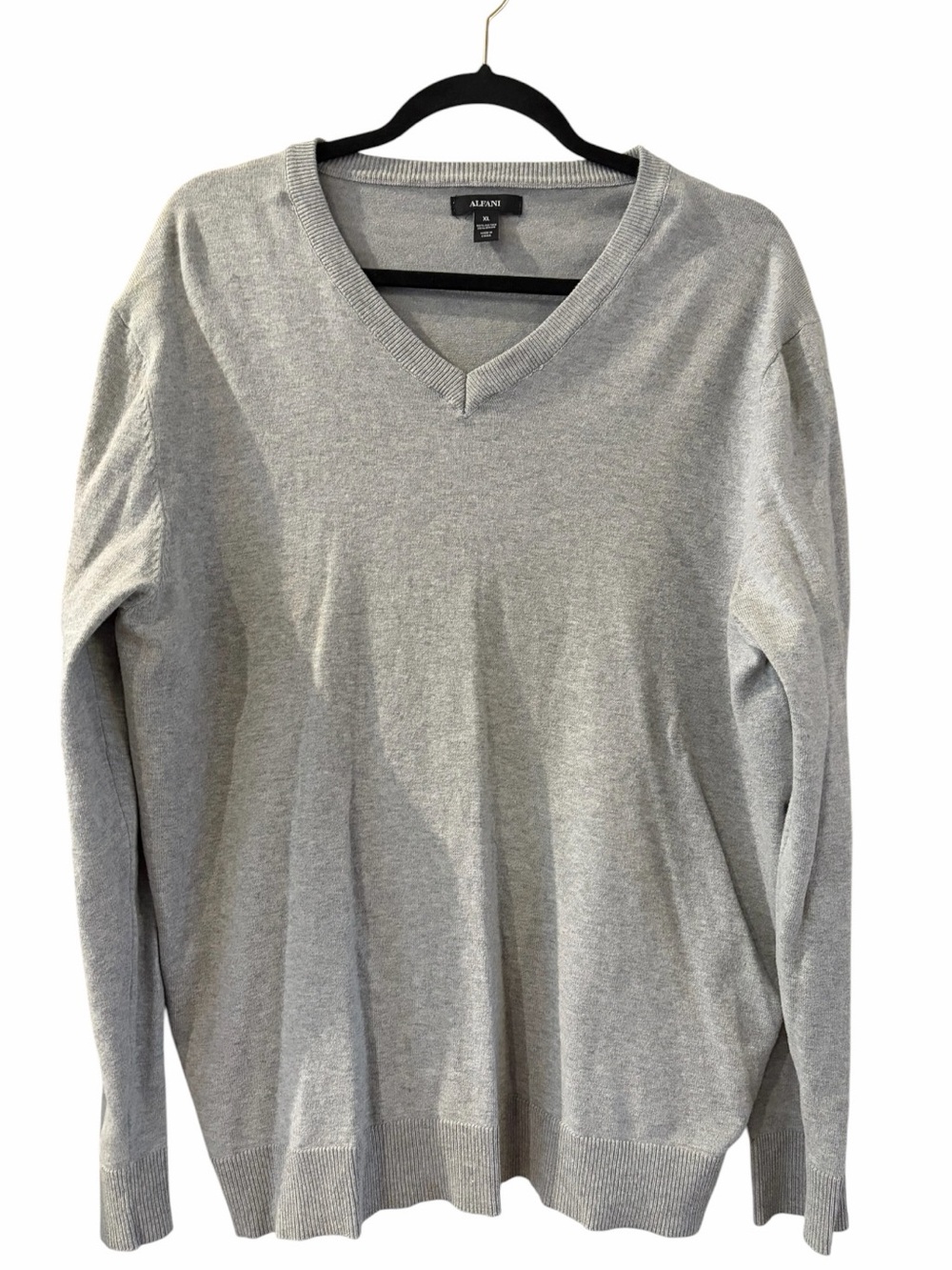 Like New! Alfani Men’s V-Neck Light Gray Sweater X-Large